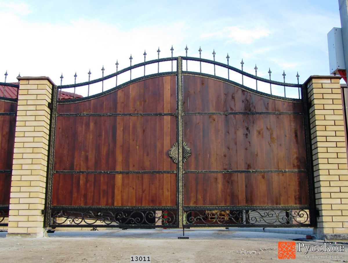 Ворота кованые с заполнением из дерева с пиками