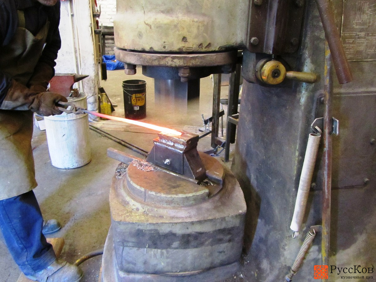 Обработка горячей заготовки на пневматическом кузнечном молоте