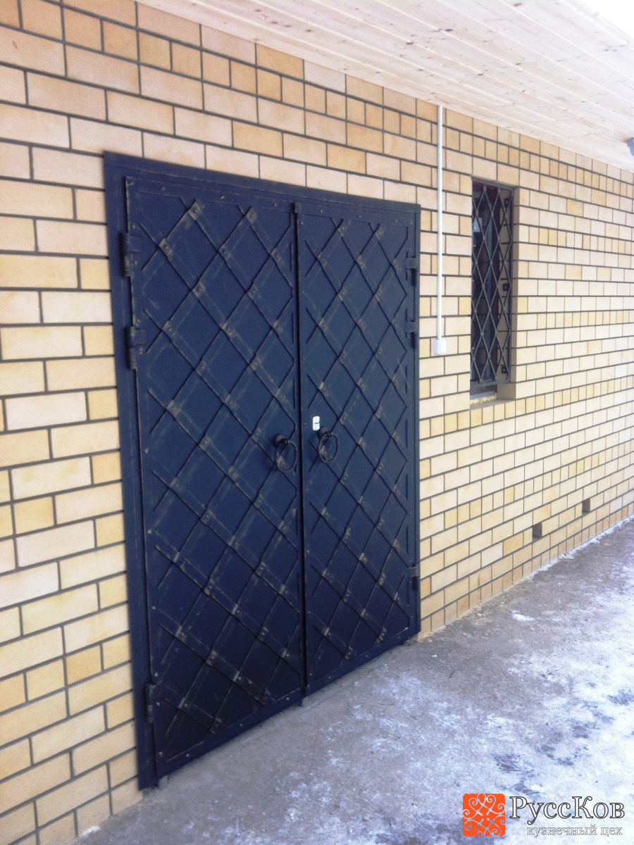Кованая двустворчатая дверь чёрного цвета с бронзовой патиной с рисунком в виде сетки