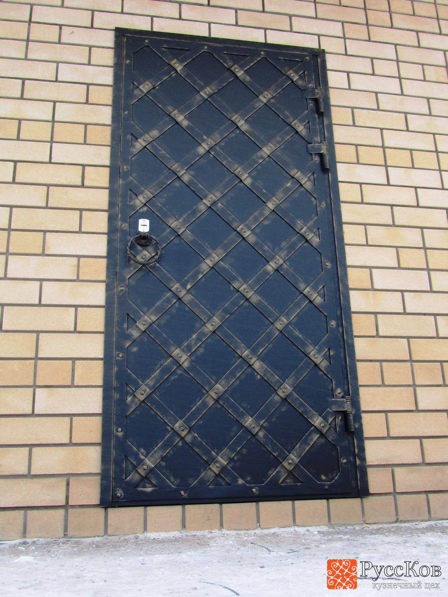 Кованая одностворчатая дверь чёрного цвета с бронзовой патиной с рисунком в виде сетки