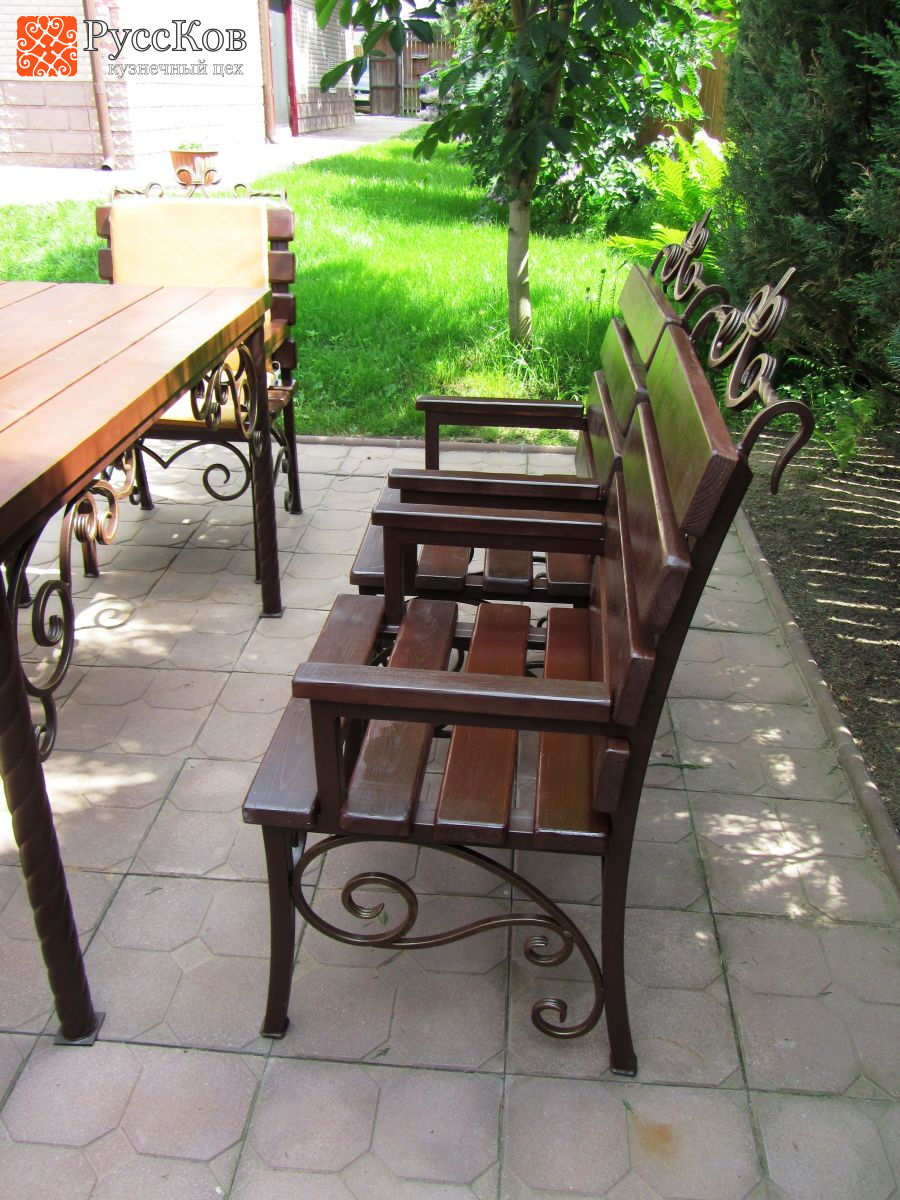 Кованые садовые стулья коричневого цвета