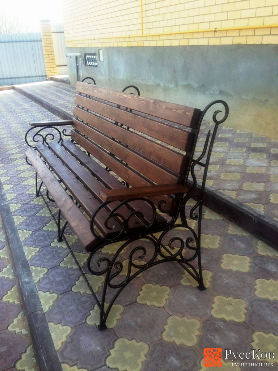Кованая скамейка с деревянным сиденьем и спинкой