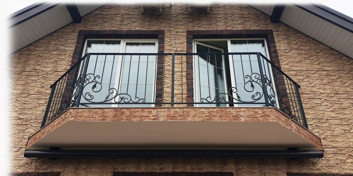 Кованый балкон с прямыми балясинами и рисунком в углах секций