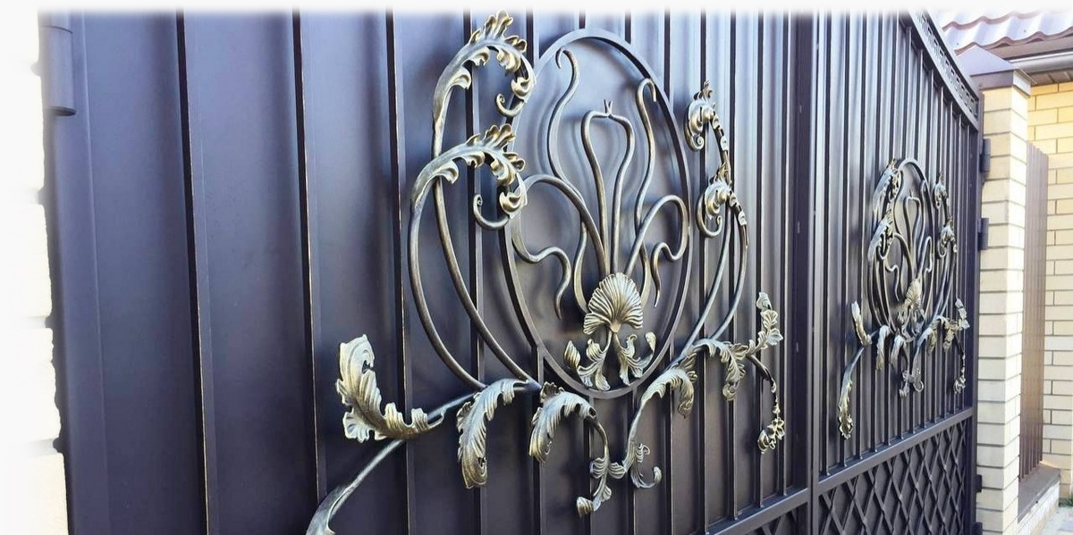Кованые ворота коричневого цвета с центральным рисунком покрытым бронзовой патиной