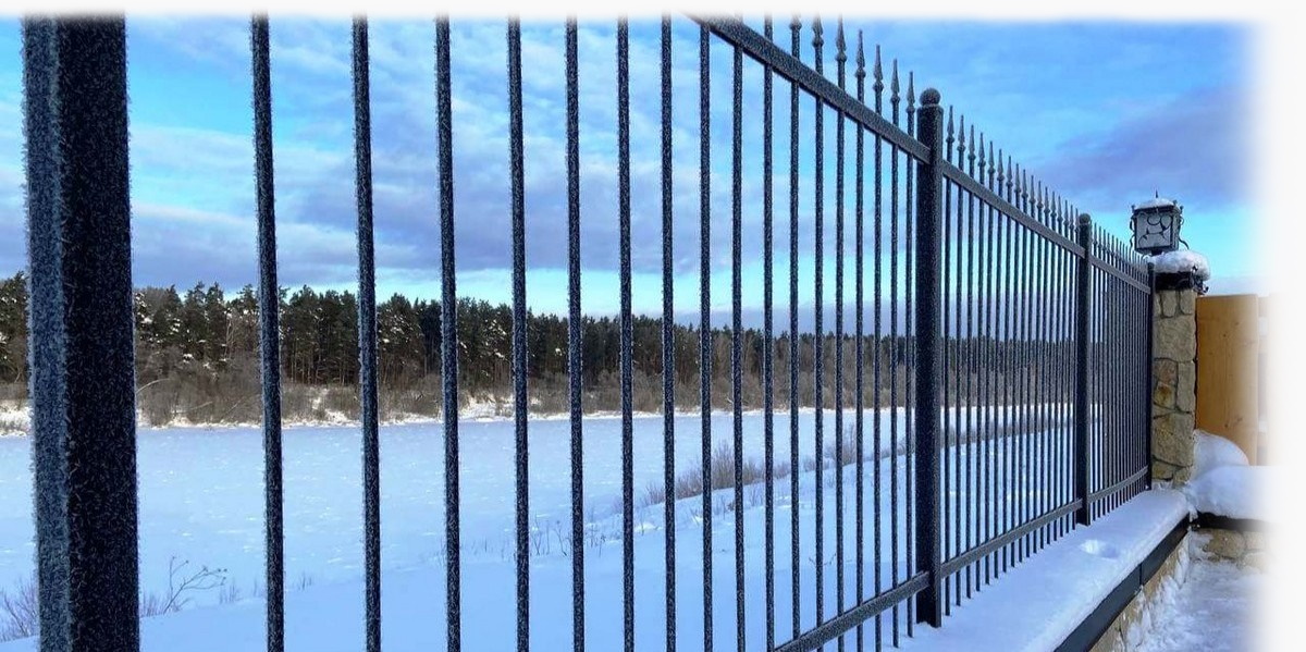 Кованый забор с пиками и прямыми вертикальными прутьями